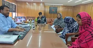 প্রধানমন্ত্রীর নির্দেশে কারাবন্দী বিএনপি নেতার অসহায় পরিবারের পাশে দাঁড়ালেন রাসিক প্রশাসক