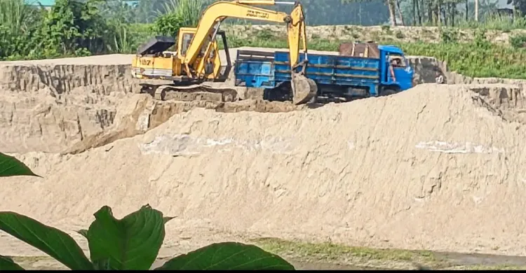 বালু উত্তোলন বন্ধ হলেও থামেনি অবৈধ বালু বিক্রি