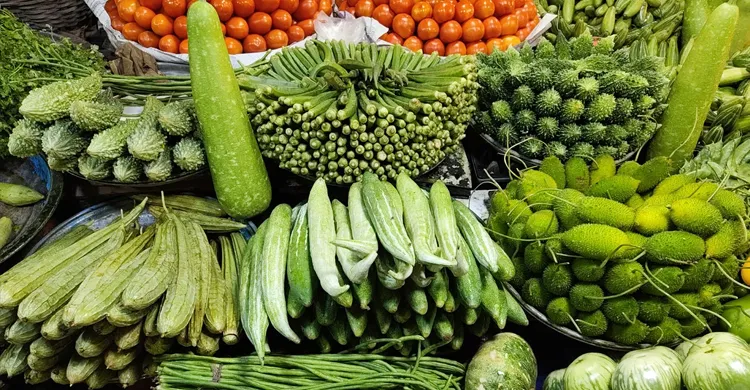 সবজির বাজারে মধ্যস্বত্বভোগীর দাপট