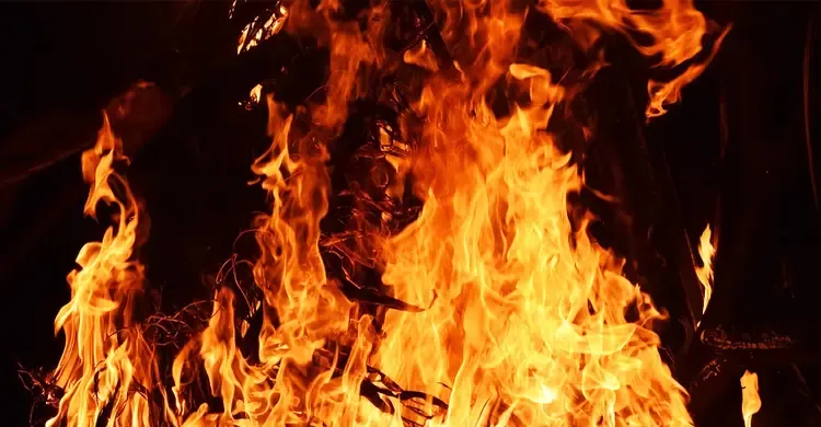 গাজীপুরে সুপ্রিম গার্মেন্টসের কার্টন ও সুতার গুদামে আগুন