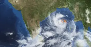 শক্তি বাড়িয়ে অতি প্রবল ঘূর্ণিঝড় ‘অর্ণব’, ৪ সমুদ্রবন্দরে ৩ নম্বর সংকেত