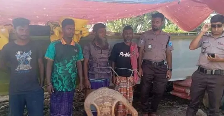 হরিরামপুরে নিষেধাজ্ঞা অমান্য করে ইলিশ শিকার