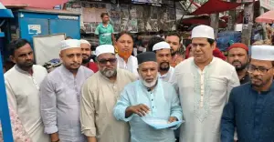 নিত্যপণ্যের বাজারদর নিয়ে এমপি মান্নানের লিফলেট বিতরণ